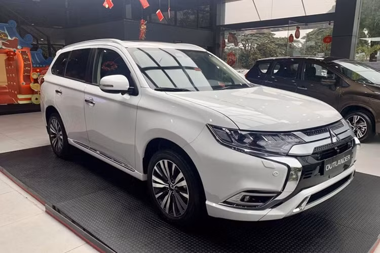 Phiên bản cao nhất CVT Premium sở hữu hàng loạt tính năng an toàn hiện đại như: cảnh báo va chạm phía trước, cảnh báo chệch làn, hỗ trợ chuyển làn, cảnh báo điểm mù, phương tiện cắt ngang phía sau cùng 7 túi khí.