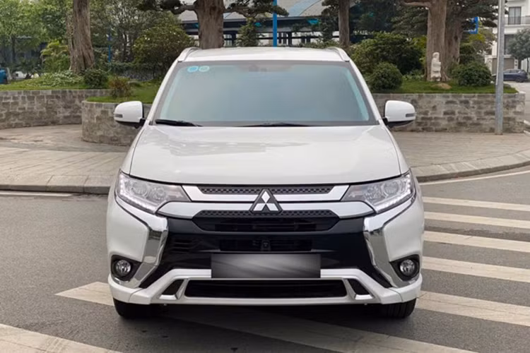 Mitsubishi Outlander đang "xả hàng" giảm tới gần 100 triệu đồng - Hình 2 Mitsubishi Outlander dang