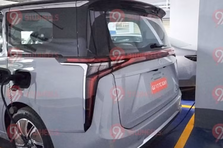 MG M9 được phát triển trên nền tảng khung gầm giống Maxus Mifa 9 của tập đoàn SAIC. Cung cấp sức mạnh cho xe là động cơ điện có công suất dự kiến là 244 mã lực và 350 Nm mô-men xoắn.