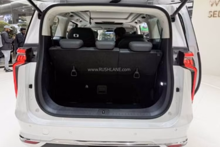 Khả năng cao xe được trang bị bộ pin có dung lượng 90 kWh cho tầm vận hành lên đến 430 km/sạc. Dự kiến, mức giá xe MG M9 2025 dự kiến khởi điểm là 6 triệu INR (tương đương 1,74 tỷ đồng).