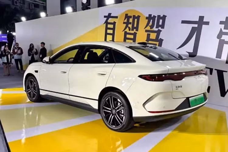 Ngoài ra, dữ liệu chính thức cho thấy ở 25°C, mức tiêu thụ điện năng trên 100 km là 10,8 kWh. Thời gian sạc nhanh để sạc từ 30% lên 80% là 24 phút.