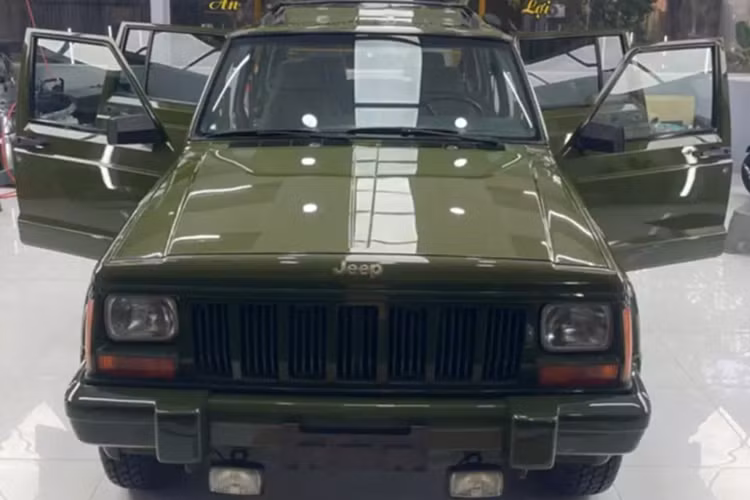 Cherokee là dòng xe thể thao đa dụng được Jeep sản xuất và tiếp thị qua năm thế hệ. Ban đầu nó được định vị như một biến thể của Jeep Wagoneer (SJ). Jeep Cherokee địa hình được phát triển từ một chiếc SUV cỡ lớn thành một trong những chiếc SUV nhỏ gọn đầu tiên và vào thế hệ cuối cùng của nó như một chiếc SUV crossover .