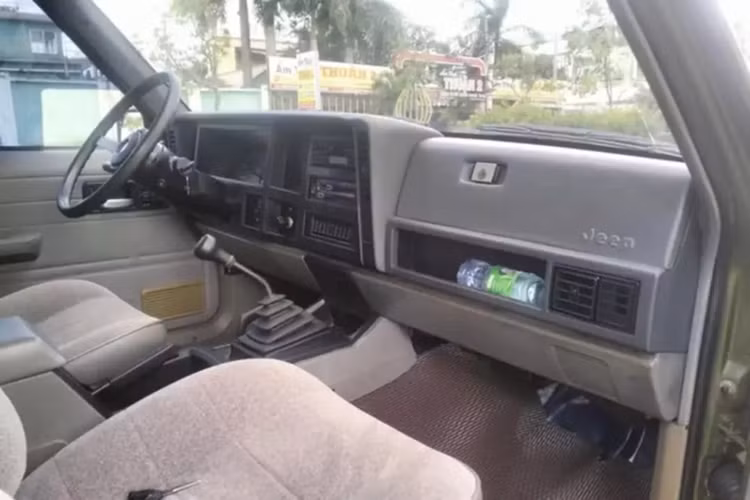 Cụ thể, 1 người sưu tập xe ở Long An vừa mới chia sẻ mình săn lùng thành công chiếc xe Jeep Cherokee đời 2001 với số đồng hồ công tơ mét của xe chỉ mới lăn bánh vỏn vẻn 776 miles, tương đương 1.249 km, tức mỗi năm chạy không quá 52 km.