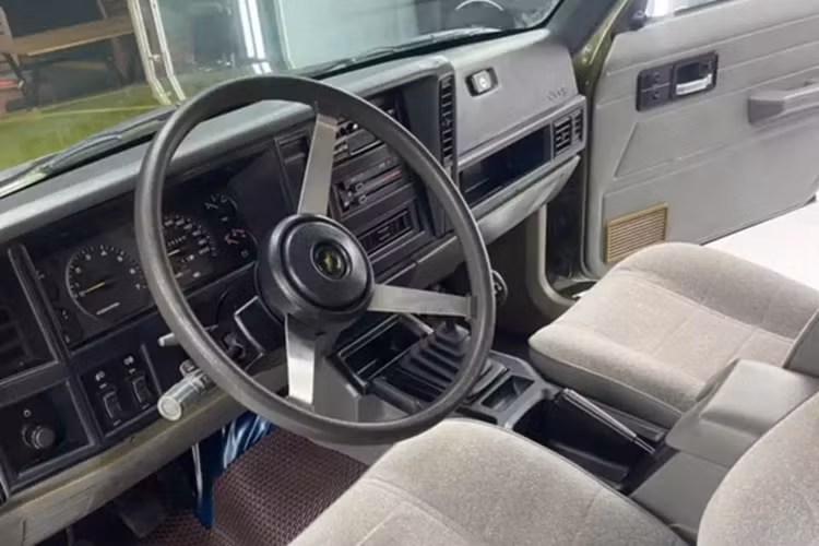 Với odo này không quá lời khi cho rằng đây chính là chiếc xe Jeep Cherokee mới nhất tại Việt Nam, và vì thế mà người sưu tập này đã nhanh chóng mua về, cho vệ sinh lại để ngắm. Jeep Cherokee XJ có sẵn cấu hình hai hoặc bốn cửa, năm chỗ ngồi, động cơ phía trước, dẫn động cầu sau hoặc bốn bánh. 