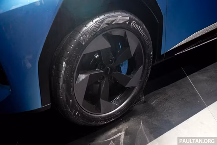 Ở những khu vực khác, các nút điều khiển điều hòa được tích hợp vào màn hình cảm ứng, trong khi cần số được đặt phía sau vô lăng tương tự nhiều mẫu xe hiện đại gần đây.