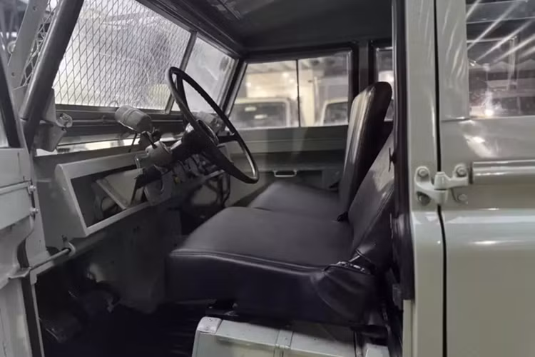 Nó nhanh chóng trở thành động cơ tiêu chuẩn của Land Rover cho đến giữa những năm 1980 khi động cơ diesel trở nên phổ biến hơn. Land Rover Defender Series II Wagon sẽ có kích thước 109 inch (2,77 m), giới thiệu tùy chọn chỗ ngồi 12 tiêu chuẩn.