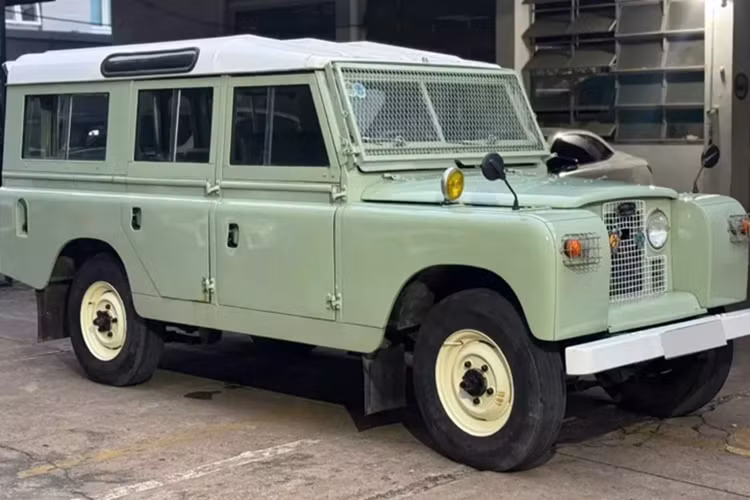  Land Rover Defender cổ điển là 1 trong các xe SUV địa hình được nhiều đại gia Việt lựa chọn, hiện tại, nó có giá dao động từ 2 tỷ đến hơn 7 tỷ đồng, tùy phiên bản, xe mới hay cũ, nhưng sẽ không ai dám nghĩ 1 chiếc xe đã có vài thập kỷ trên thị trường, lại được rao bán bằng hoặc hơn 1 chiếc xe Mercedes-Benz GLC.