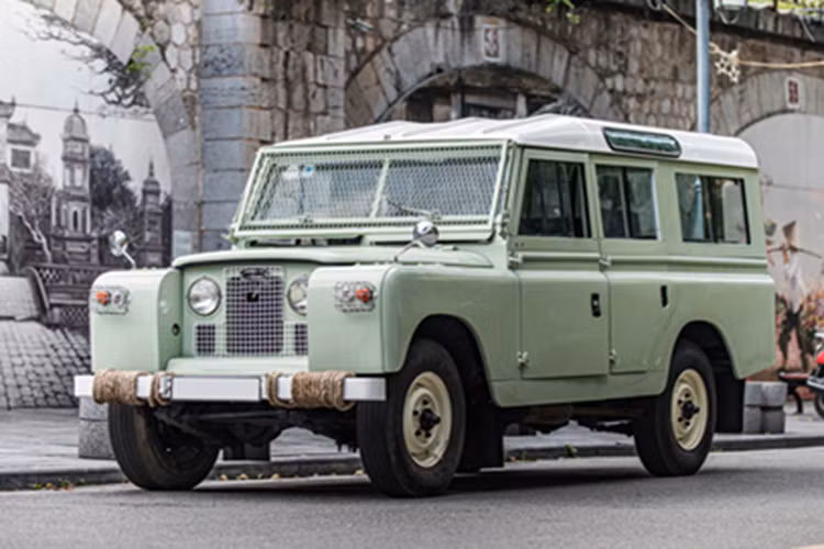 Về động cơ của chiếc Land Rover Defender Series II ở Việt Nam, nó là cổ máy xăng 4 xy-lanh, dung tích 2,25 lít, Land Rover Defender Series II có tích hợp bộ chế hòa khí Solex cho công suất 74 mã lực và mô-men xoắn 163 Nm. Xe dùng hộp số sàn 4 cấp và hệ dẫn động bốn bánh.