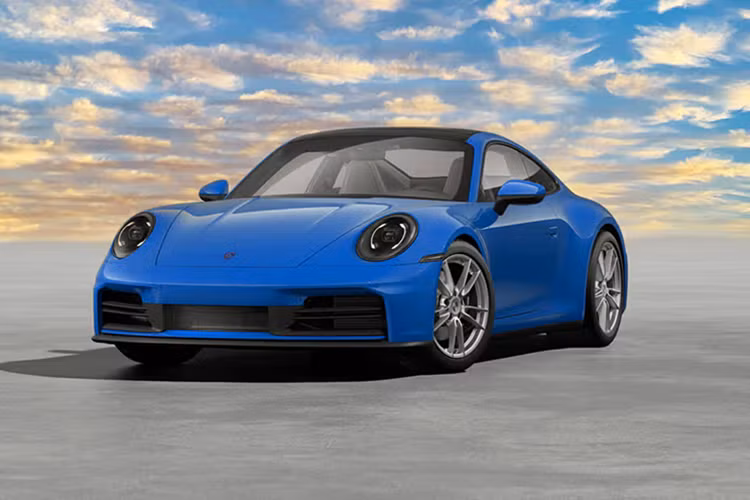 Đến tháng 9/2015, Porsche lần đầu tiên trang bị động cơ boxer 6 xi-lanh tăng áp, dung tích 3.0 cho các phiên bản tiêu chuẩn Carerra và Carrera S. So với 997, 991 lớn hơn một chút, với chiều dài cơ sở tăng 100 mm lên 2.450 mm và chiều dài tổng thể tăng 70 mm lên 4.490 mm.