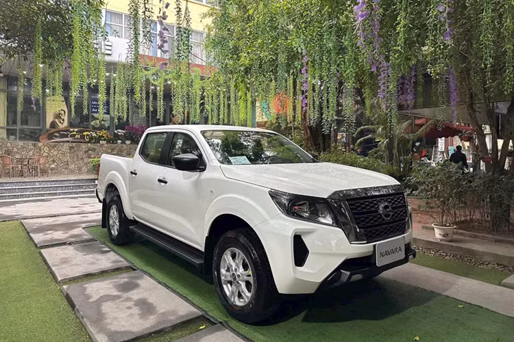 Nội thất Navara nổi bật với vô-lăng ba chấu tích hợp nhiều phím chức năng, ghế bọc da (trên hai bản cao), màn hình giải trí trung tâm 8 inch hỗ trợ Apple CarPlay/Android Auto. Phiên bản EL được trang bị ghế nỉ và không trang bị màn hình giải trí.