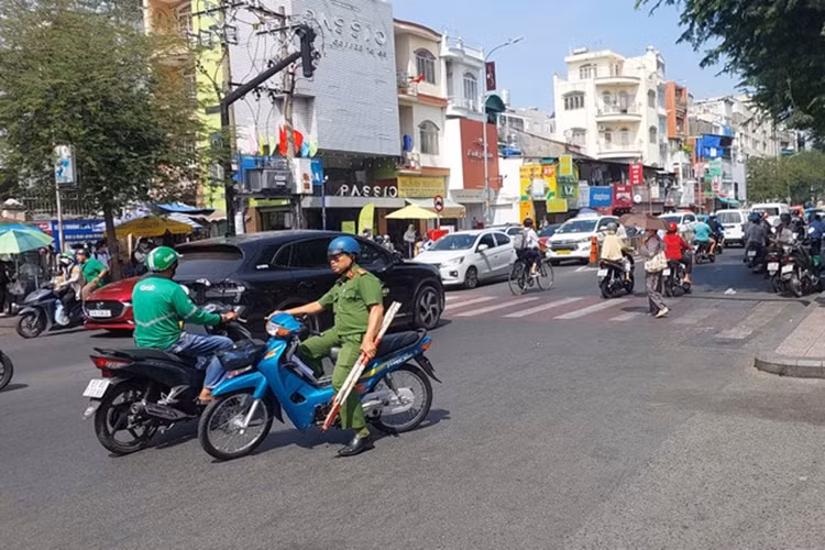 Được mọi người can ngăn, nam tài xế chở vị khách rời đi. Một lúc sau, nam tài xế quay trở lại và tiếp tục cãi nhau với nhóm tài xế xe ôm truyền thống. Tiếp đó, nam tài xế xe ôm công nghệ cầm dao, mũ bảo hiểm và 3 tài xế xe ôm truyền thống cầm gậy tre dài khoảng 1m lao vào ẩu đả khiến người dân hoảng vía. Công an thu giữ gậy gộc liên quan. Ảnh: Hoàng Thuận.