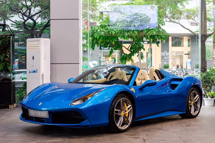 Siêu xe mui trần Ferrari Portofino M vẫn được trang bị khối động cơ V8, tăng áp kép, dung tích 3.9 lít nhưng đã được tinh chỉnh lại nhằm cho công suất tối đa 612 mã lực, tăng 20 mã lực và mô-men xoắn cực đại của siêu xe này là 760 Nm, ngang với chiếc siêu xe Ferrari Roma