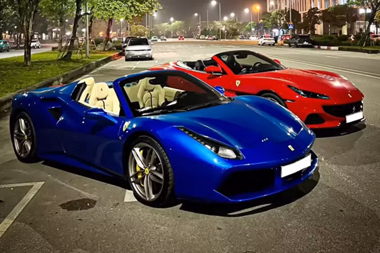 Trong khi chiếc siêu xe màu đỏ là Ferrari Portofino M mui trần thì xe màu xanh là bản Ferrari 488 Spider, cả 2 có số lượng không quá 1 bàn tay ở tại thị trường Việt Nam. Khá thú vị là chiếc Ferrari 488 Spider sau vài ngày ra Hà Nội đã tìm thấy chủ nhân mới.