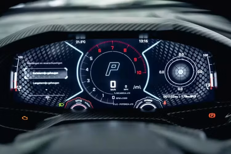 Là siêu xe thương mại đầu tiên của Lamborghini được trang bị hệ truyền động plug-in hybrid (PHEV), vì thế, Revuelto nhận được nhiều sự quan tâm, trong đó, siêu bò này dù vẫn dùng máy xăng V12 như các bản đàn anh nhưng lại nhẹ hơn 17 kg, đồng thời lại tạo ra công suất tối đa lớn hơn, đạt 825 mã lực tại tua máy 9.250 vòng/phút, cao hơn 125 mã lực so với Aventador.