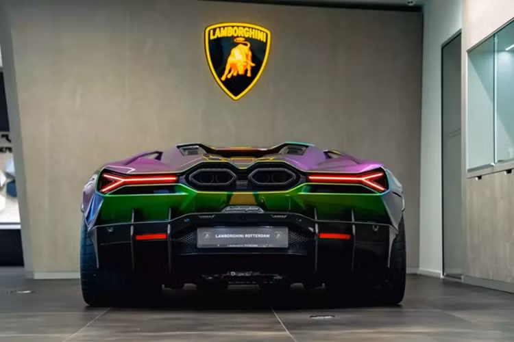 Những thông số ấn tượng trên đã giúp cho siêu xe Lamborghini Revuelto LB744 có thể tăng tốc từ vị trí xuất phát lên 100 km/h trong thời gian 2,5 giây, từ 0-200 km/h trong thời gian dưới 7 giây, trước khi đạt vận tốc tối đa 350 km/h.