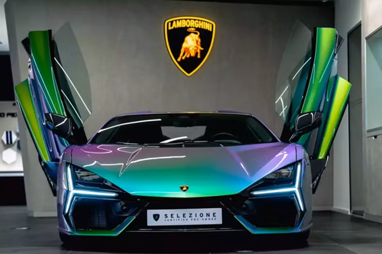  Siêu xe Lamborghini Revuelto là 1 trong các "chú bò" mới nhất của Lamborghini, nó đại diện cho 1 kỷ nguyên mới khi lần đầu 1 mẫu xe thương mại V12 của hãng sử dụng hệ truyền động hybrid, lại còn là sự tiếp nối thành công cho mẫu siêu xe Lamborghini Aventador.