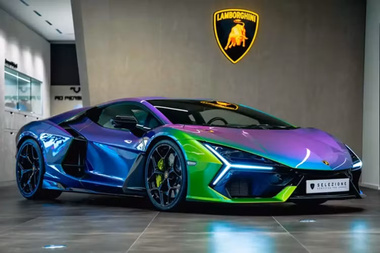 Chính vì vậy mà giá xe Lamborghini Revuelto lên đến 608.358 USD, dù vậy, vẫn có không ít xe khi rời khỏi nhà máy sở hữu các tùy chọn đắt đỏ, 1 trong số đó có xe Lamborghini Revuelto xuất hiện tại đại lý chính hãng ở Hà Lan.