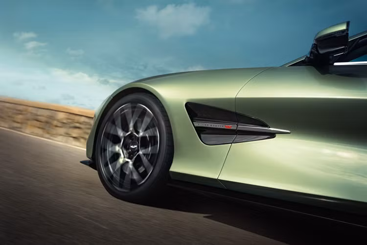 Điểm nhấn đặc biệt là Vanquish Volante có mái xếp vải dạng K-fold, có thể đóng/mở trong 14 giây và đảm bảo khả năng cách âm, cách nhiệt mang lại trải nghiệm lái thể thao mà vẫn sang trọng.