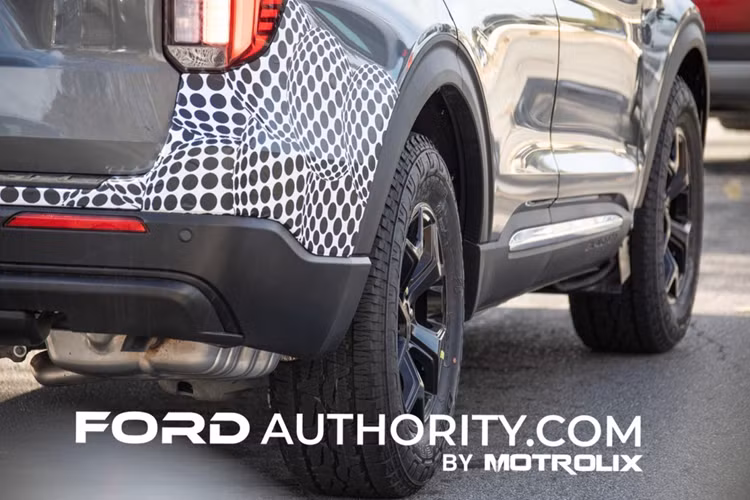 Cung cấp sức mạnh cho Ford Explorer Tremor 2026 dự kiến là hai tùy chọn động cơ ecoBoost 4 xi-lanh 2.3L hoặc động cơ EcoBoost V6 3.0L. Động cơ 2.3L sản sinh công suất 300 mã lực và mô-men xoắn 420 Nm.