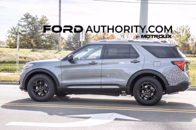Bên trong khoang cabin của mẫy xe SUV Ford Explorer Tremor 2026 có thể được trang bị cụm đồng hồ kỹ thuật số 12,3 inch; màn hình thông tin giải trí 13,2 inch tích hợp Google. Hệ thống này cho phép truy cập Google Maps, Google Assistant và cửa hàng Google Play.