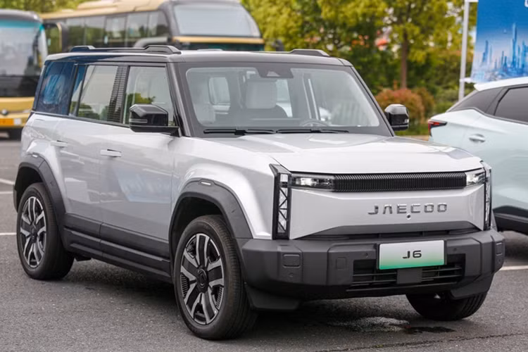 Như vậy, mẫu xe này có kích thước nằm giữa phân khúc SUV cỡ B và cỡ C. Là mẫu ô tô điện nhắm đến đối tượng khách hàng trẻ trong độ tuổi từ 25 - 35, Jaecoo J6 sở hữu thiết kế vuông vức, gợi liên tưởng đến SUV hạng sang Land Rover Defender. Tại thị trường Trung Quốc, mẫu xe này được gọi bằng cái tên khác là Chery iCar 03.