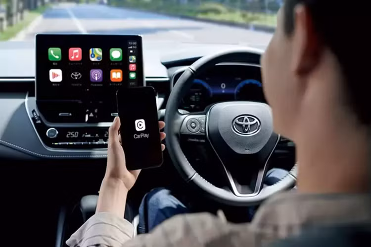 Thế hệ thứ 12 của Toyota Corolla hiện đang bán tại thị trường Nhật Bản được giới thiệu từ năm 2018 và nâng cấp nhẹ vào năm 2022. Tuy nhiên, Toyota vẫn tiếp tục cải tiến mẫu xe cỡ C này bằng những thay đổi nhỏ để giữ sức cạnh tranh. Trong năm nay, khách hàng Nhật Bản sẽ được hưởng thêm nhiều trang bị tiêu chuẩn trên các phiên bản tầm trung.