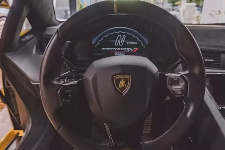 Lamborghini Aventador SVJ chỉ sản xuất giới hạn 900 xe coupe trên toàn thế giới, các xe đều đánh số 1 trong 900 xe sản xuất, siêu xe của Jacky từng rao bán có giá chỉ 17 tỷ đồng.
