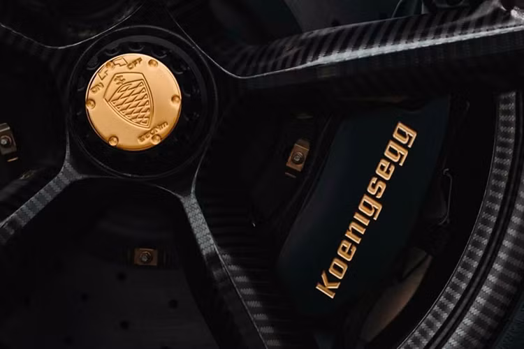 Toàn bộ sức mạnh của xe Koenigsegg Jesko sẽ được truyền đến hộp số 9 cấp mới có tên gọi Lightning Speed Transmission, nhờ đó, siêu phẩm này có thể tăng tốc từ vị trí xuất phát lên 100 km/h chỉ 2,5 giây trước khi lao đến con số tốc độ tối đa khủng khiếp lên đến 482 km/h.