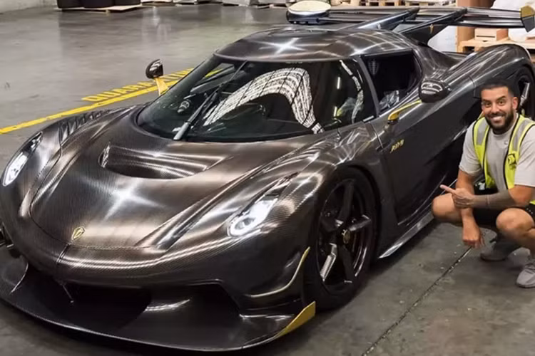 Vào tháng 5/2023, 1 triệu phú người Australia đã mua lại 1 chiếc siêu xe đua McLaren Senna GTR có số 12, ngoại thất 2 màu là trắng và đỏ, và anh đã gây choáng giới truyền thông quốc tế khi đưa nó lên tầng 57 của căn penthouse trị giá 26 triệu đô la chỉ để trưng bày. Mới đây nhất, anh chàng lại gây xôn xao với việc tậu megcar Koenigsegg Jesko triệu đô.