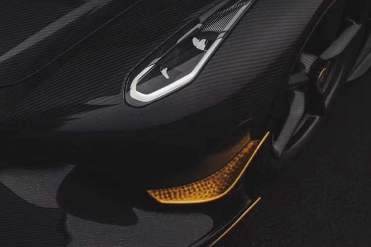 Còn nếu đổ xăng A98, công suất tối đa của Koenigsegg Jesko chỉ là 1.281 mã lực. Mô-men xoắn cực đại của Koenigsegg Jesko là 1.500 Nm.