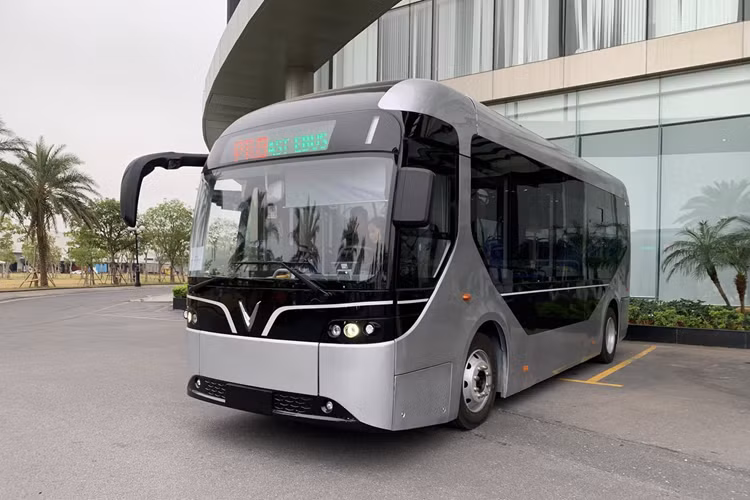 VinFast EB 6 có hai phiên bản gồm xe buýt điện đô thị và xe chuyên chở học sinh, sử dụng chung nền tảng thiết kế, khung gầm và động cơ. Khác biệt cơ bản nhất giữa hai phiên bản là cách bố trí ghế ngồi và không gian nội thất, cùng các trang bị, công nghệ tích hợp trên xe phù hợp với từng loại hình dịch vụ.