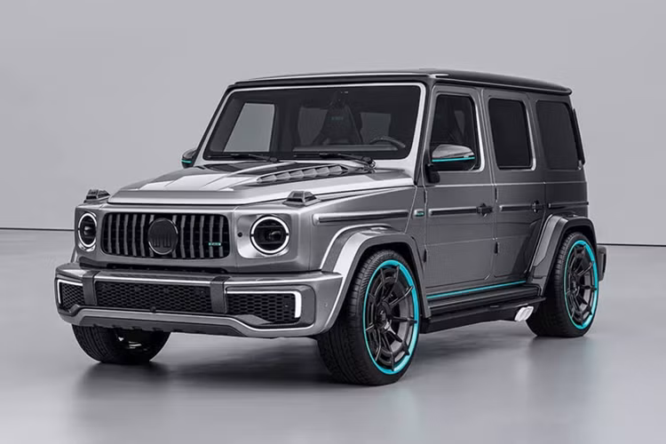Nhằm tri ân hơn 10 năm thi đấu cho đội đua Mercedes của huyền thoại F1 Lewis Hamilton, hãng độ HOF Manufaktur (trước đây là Hofele) đã ra mắt gói độ Sir Class dựa trên mẫu Mercedes-AMG G63 huyền thoại.