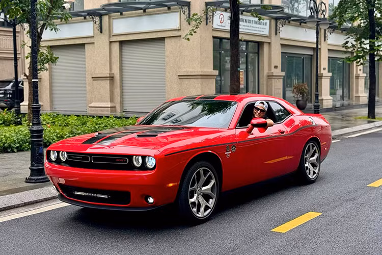 Tại thị trường xe Việt, số lượng xe của Dodge cũng chỉ vẻn vẹn trên đầu ngón tay gồm Challenger Hellcat, hay những chiếc Dodge đời cổ nay chỉ là những hoài niệm về một thời kì xe thể thao hoàng kim ở Mỹ. Với chiếc Dodge Challenger SXT hơn 2 tỷ này, nó được xem là một món hời cho những người đam mê dòng xe cơ bắp.