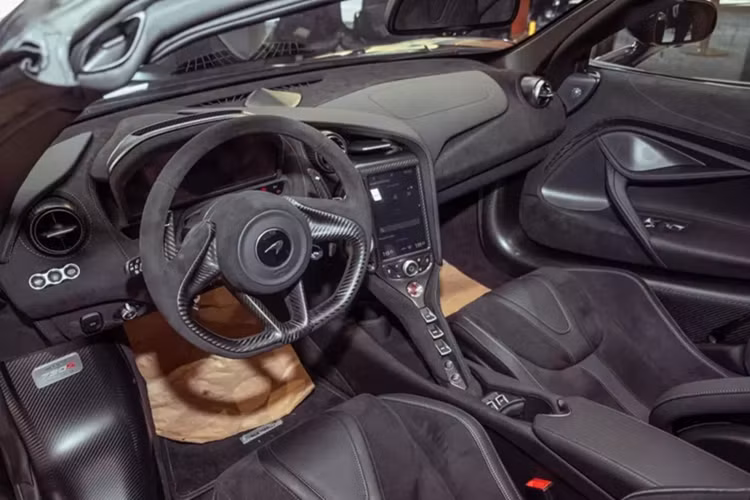 Cuối cùng chính là việc McLaren 720S Spider vẫn sở hữu cửa cánh bướm nhưng bản lề nối với mui cố định trên McLaren 720S đã bị loại bỏ khiến thiết kế phần cửa mỏng hơn.