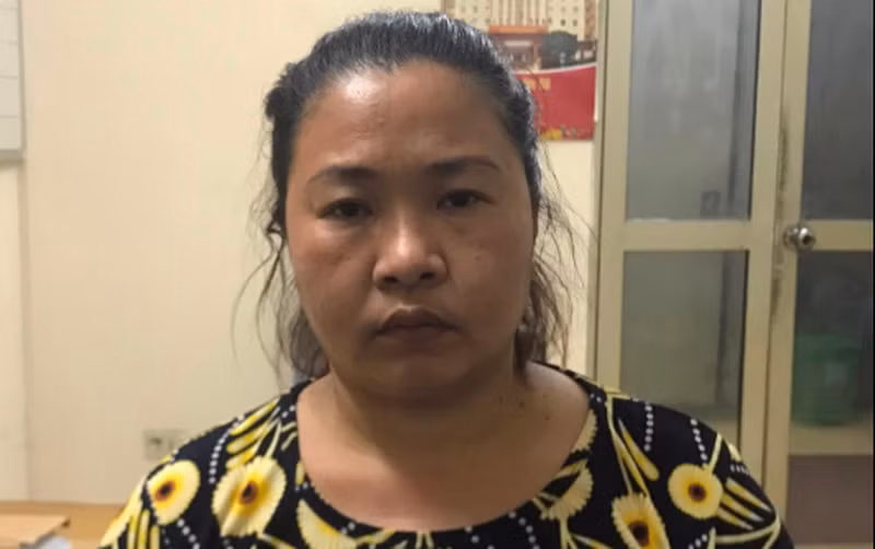  Hay đòi 'quan hệ', người đàn ông chạy xe ôm bị chém trọng thương: Do ông P. (67 tuổi, trú quận Đống Đa, Hà Nội), làm nghề xe ôm hay đe dọa, đánh và đòi quan hệ tình dục với Nguyễn Thị Tú Oanh (38 tuổi, ở Thanh Hóa) nên đối tượng đã dùng dao chém 3 nhát vào cổ ông P. khiến nạn nhân gục tại chỗ xảy ra tại quận Hai Bà Trưng. Ngày 15/5, Công an quận Hai Bà Trưng cho biết đang tạm giữ Oanh để điều tra, làm rõ. 