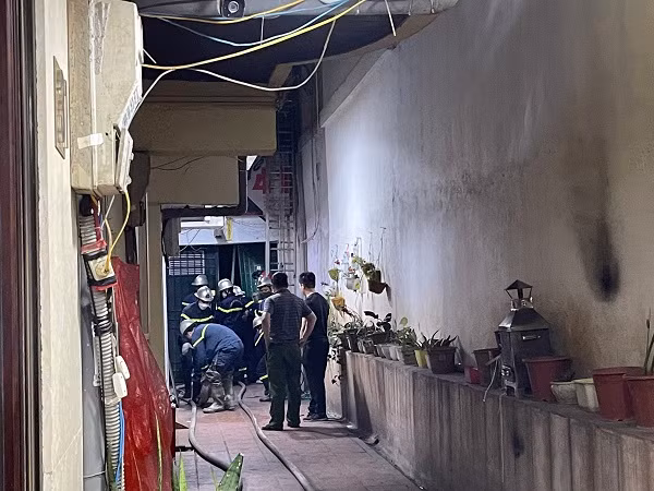 Ha Noi: Chay nha luc rang sang, 3 nguoi duoc giai cuu kip thoi-Hinh-2