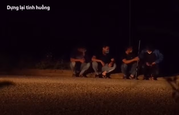 Tại cơ quan Công an, các đối tượng khai nhận, khoảng 20h ngày 4/12/2021, Nguyễn Xuân Thiện, Nguyễn Văn Bình (SN 1995), Nguyễn Anh Vỹ (SN 2004), và Trương Quang Bảo (SN 2006), rủ nhau cùng dùng một khẩu súng hơi, dạng khí nén để đi bắn chim tại khu vực đất trống tại thị trấn Đăk Tô, tỉnh Kon Tum.