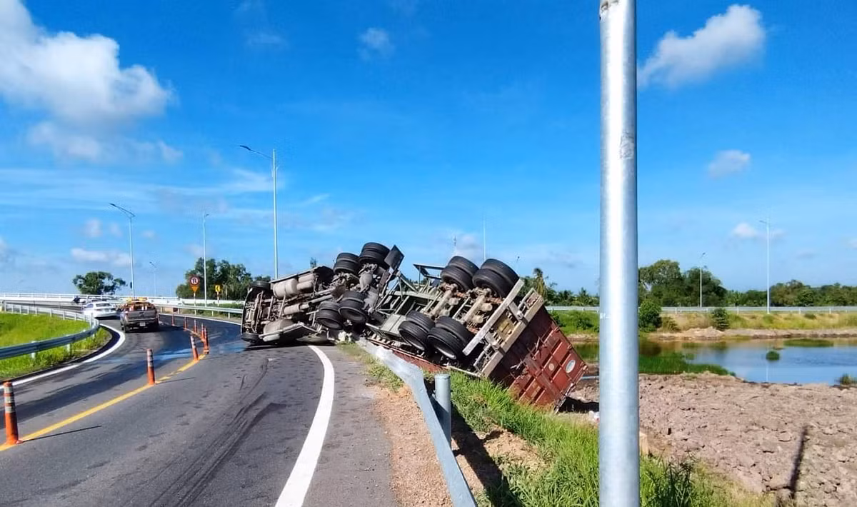  Xe container đang lưu thông bất ngờ lật nhào trên cao tốc: Sáng 13/5, tại đường cao tốc Trung Lương – Mỹ Thuận thuộc tỉnh Long An, xe container bất ngờ bị lật nhào ra đường. Vụ TNGT không gây thiệt hại về người nhưng làm hư hỏng khoảng 30m hộ lan tôn sóng, 1 trụ biển báo và 1 trụ chiếu sáng.