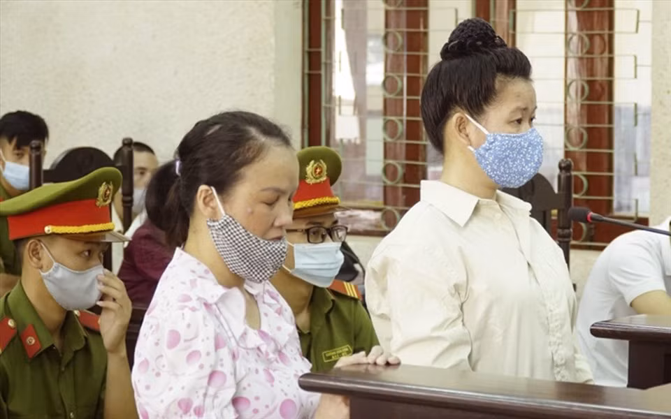 Trong quá trình xét hỏi, tranh tụng và phần bào chữa của các luật sư tại phiên tòa, đại diện VKSND cấp cao tại Hà Nội cho rằng, bản án sơ thẩm của TAND tỉnh Điện Biên đối với bị cáo Vì Thị Thu là đúng người, đúng tội, bởi vậy việc kháng cáo kêu oan của bị cáo Thu là không có căn cứ. Tuy nhiên, đối với bị cáo Trần Thị Hiền, bản án sơ thẩm của TAND tỉnh Điện Biên là chưa có cơ sở vững chắc, còn nhiều tình tiết chưa được làm rõ. Do đó, VKSND cấp cao tại Hà Nội đề nghị giữ nguyên quyết định bản án sơ thẩm đối với bị cáo Vì Thị Thu và trả lại hồ sơ điều tra đối với bị cáo Trần Thị Hiền.