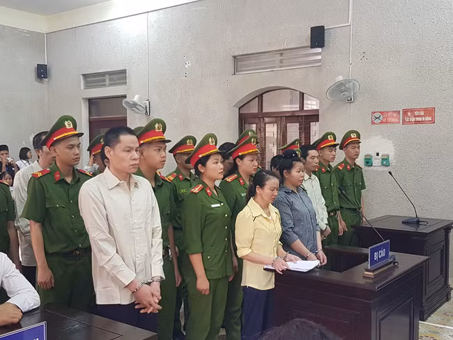 Theo cáo trạng của VKSND tỉnh Điện Biên, vụ án có 5 bị can gồm: Vì Thị Thu, Vì Văn Toán (SN 1982), Bùi Văn Công (SN 1975), Lường Văn Hùng (SN 1991) và Trần Thị Hiền, đều có hộ khẩu thường trú tại huyện Điện Biên, tỉnh Điện Biên.