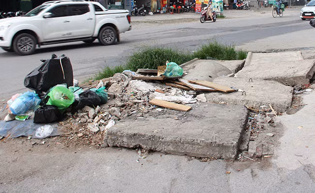 Nạn đổ rác trộm tạo thành những bãi rác tự phát bốc mùi hôi thối khó chịu mỗi khi đi qua.