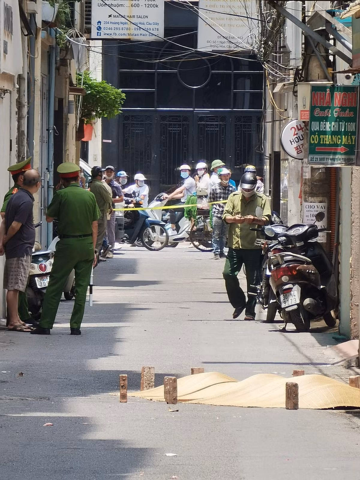 Tại hiện trường, một số nhân chứng cho hay, vào khoảng 10h30 cùng ngày, người dân nghe thấy một tiếng động mạnh trong ngõ 71 Nguyễn Thị Định (đây là mặt sau của khách sạn M.B.), khi chạy ra thì nhiều người hoảng hốt phát hiện một người đàn ông nằm bất động, sau đó người dân đã nhanh chóng báo chính quyền và lực lượng chức năng.