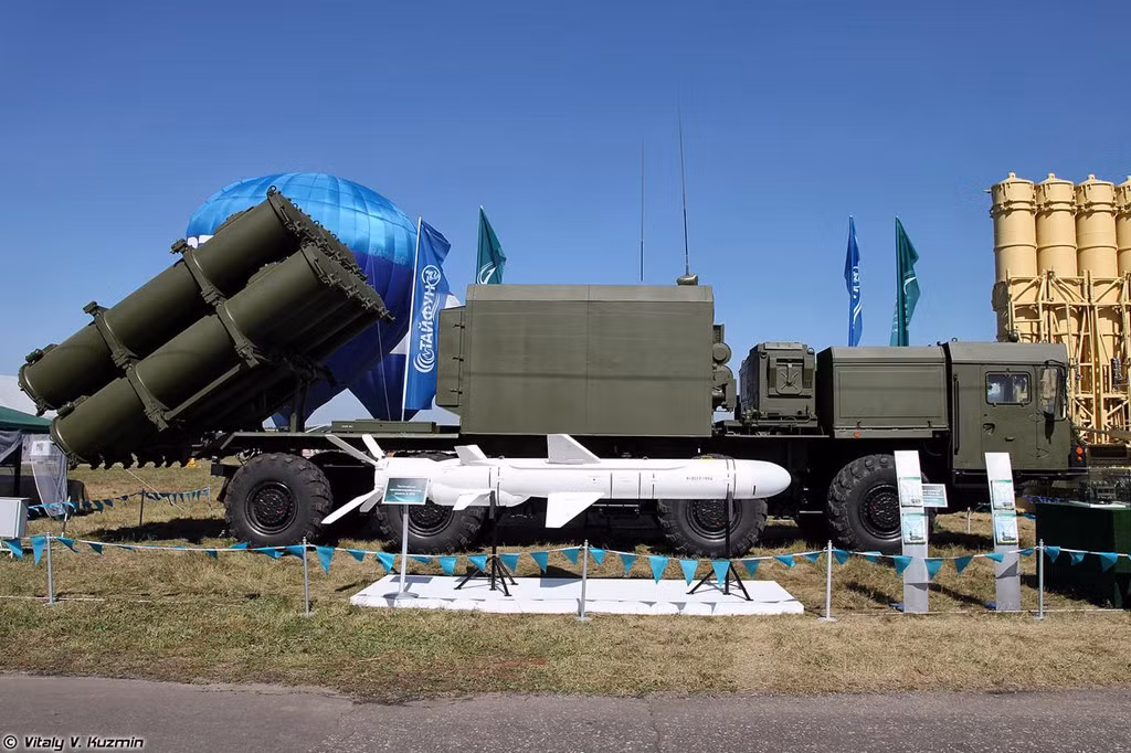 Theo Military Today, Bal-E là hệ thống tên lửa phòng thủ bờ biển do Phòng Thiết kế Zvezda chế tạo. Đây là phiên bản sử dụng trên đất liền phát triển từ loại tên lửa chống hạm Kh-35, được NATO định danh SS-N-25 Switchblade. Ảnh: Vitaly V.Kuzmin.