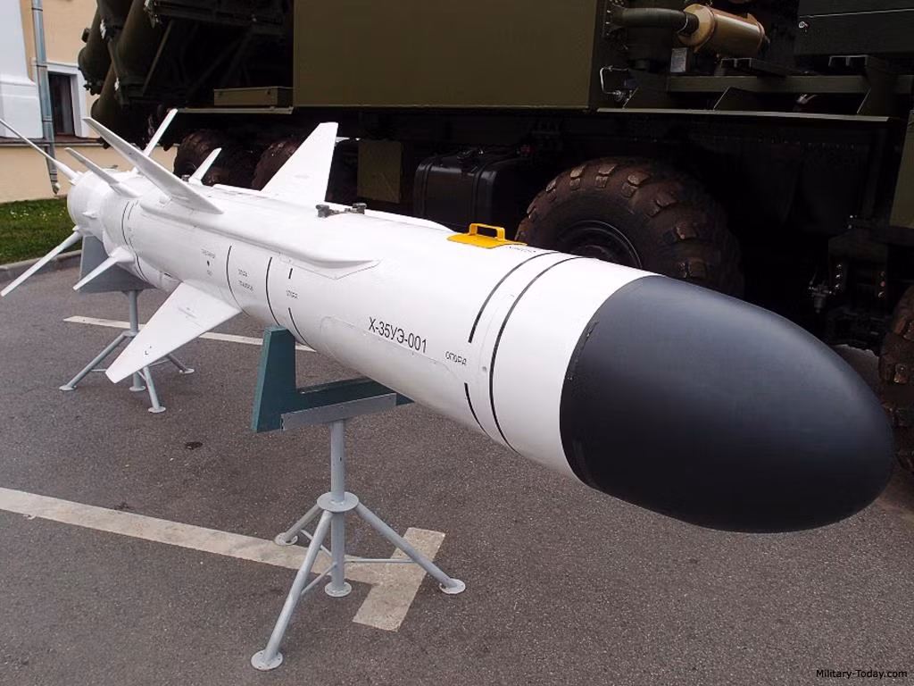 Hệ thống Bal-E sử dụng tên lửa chống hạm Kh-35 Uran. Đây là loại tên lửa tốc độ cận âm và có thiết kế khá giống tên lửa Harpoon của Mỹ, nên thường được gọi với tên lóng là "Harpoonski". Tên lửa dài 4,4 m, sải cánh 1,3 m, đường kính 0,42 m, trọng lượng 670 kg. Ảnh: Military Today.