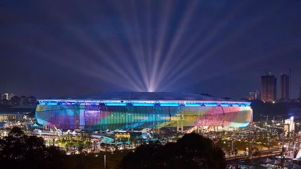 Bukit Jalil là sân vận động đa chức năng được khánh thành vào năm 1996, nằm trong khu liên hợp thể thao quốc gia của Malaysia tại phía nam thủ đô Kuala Lumpur. Tổng chi phí xây dựng, nâng cấp và sửa chữa đến nay vào khoảng 115 triệu đôla. Trong cuộc thi Đại hội sân vận động thế giới 2018 (WSC 2018), Bukit Jalil đã giành giải "Sân vận động đẹp nhất năm 2018". Ảnh: Getty Images.