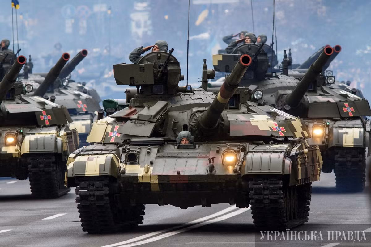 Vì vậy theo đánh giá của một số chuyên gia, Bulat chỉ có thể sánh với dòng tăng T-72 đời đầu trong Quân đội Nga chứ không thể ngang hàng với T-90. Ảnh trong bài: Tăng T-64BM Bulat