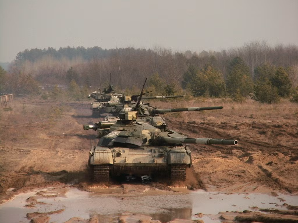 T-64BM Bulat còn được trang bị pháo 125 mm có chế độ nạp đạn tự động, phạm vi tác chiến hiệu quả tối đa 2.500 mét vào ban ngày và 1.500 mét vào ban đêm. So với các phiên bản trước đó của Т-64, Bulat có sức mạnh chiến đấu, sức cơ động và khả năng bảo vệ được cải thiện mạnh mẽ.