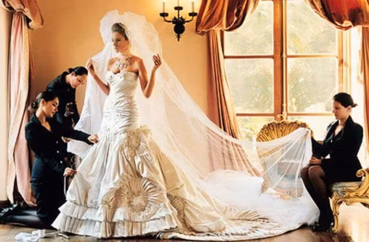 Trong đám cưới, Melanie đã chọn một thiết kế của nhà mẫu nổi tiếng thế giới Christian Dior. Theo tạp chí Vogue, thương hiệu Christian Dior mất 550 giờ làm chiếc váy cưới này.