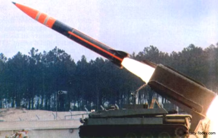 Tên lửa của hệ thống có trọng lượng 2.423 kg; tầm bắn 120km. Ảnh: Military-Today.