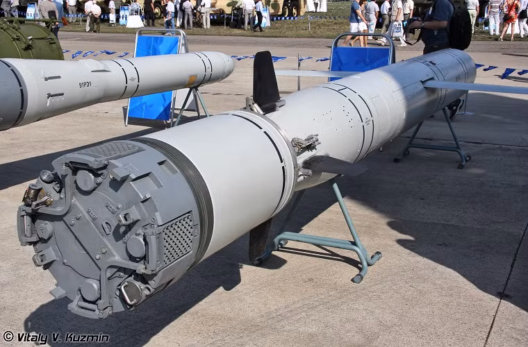 Với tên lửa hành trình 3M-14E, tàu ngầm Kilo Việt Nam đã có khả năng tung đòn tấn công tầm xa thẳng vào các mục tiêu mặt đất, tạo ra sức răn đe chiến lược rất lớn, khiến bất cứ đối thủ nào cũng phải dè chừng. Nguồn ảnh: Vitaly Kuzmin.